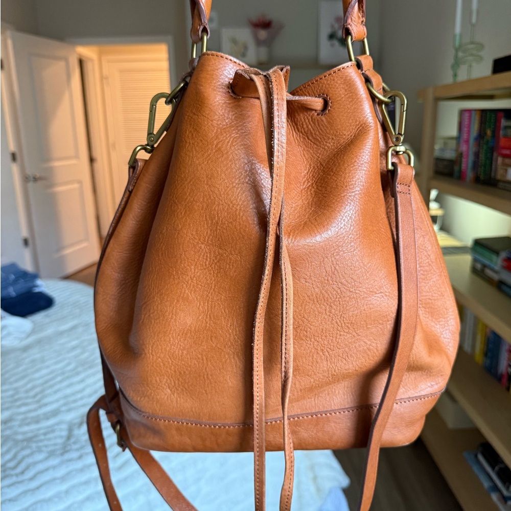 Elegant Brown Leather Shoulder Bag - Picture 2 of 6